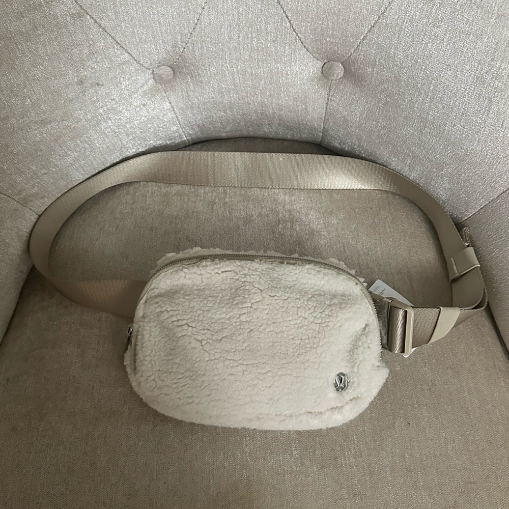 Lululemon Everywhere Belt Bag Fleece Cream Sherpa Belt Bag size 2L